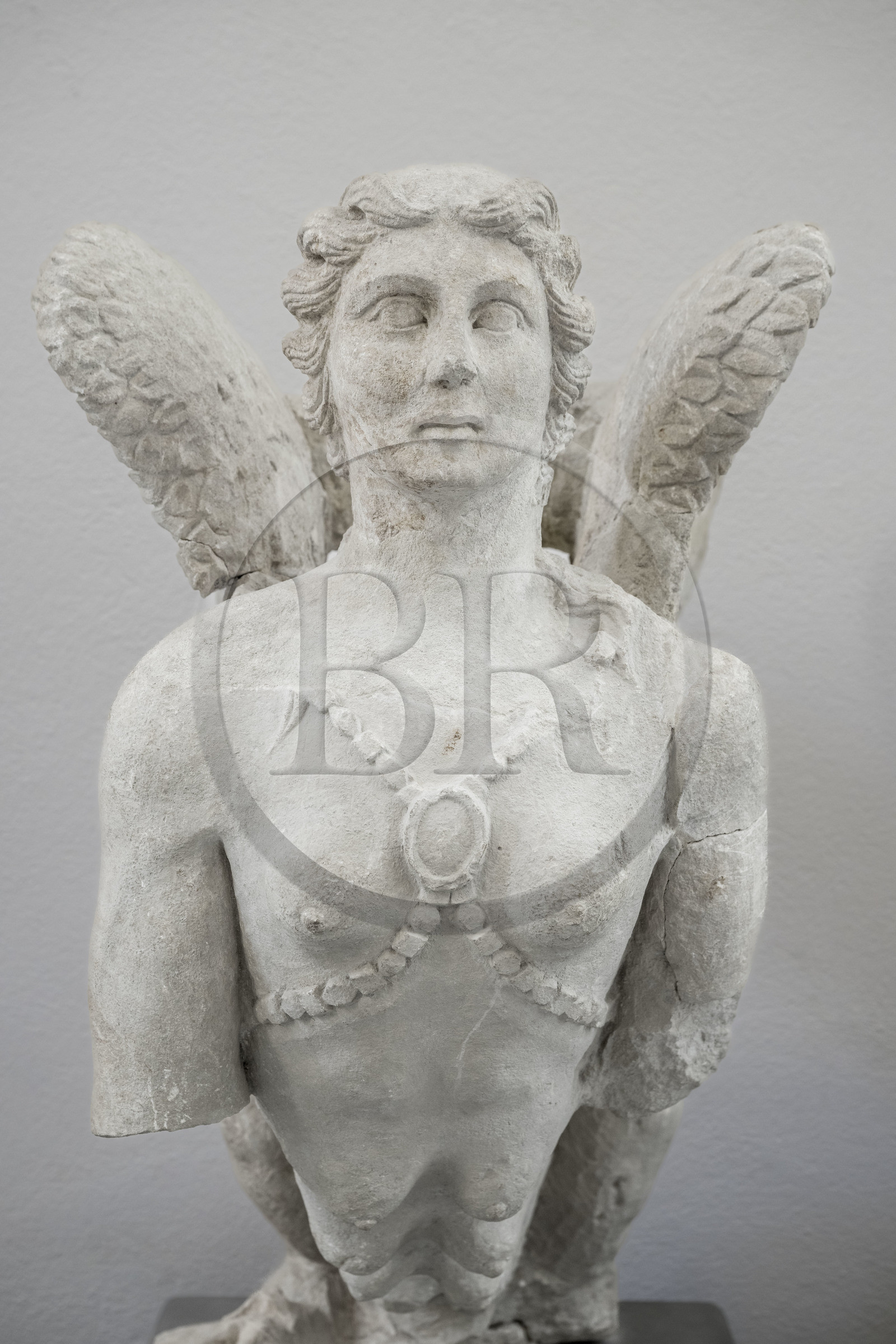 France, Vaucluse (84), Orange, le musée municipal d'art et d'histoire, sphinge (fin du Ier siècle av. J.-C.) au corps ailé avec une tête et un buste de femme ainsi qu'un arrière train et des pattes de lionne, placé sur un mausolé