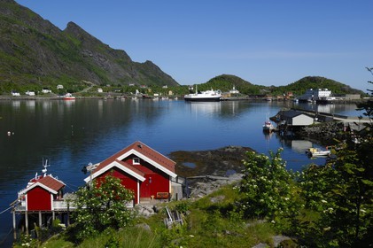 Norvège, Nordland, Iles Lofoten, Ile de Moskenes, ferry dans le petit port de Sorvagen