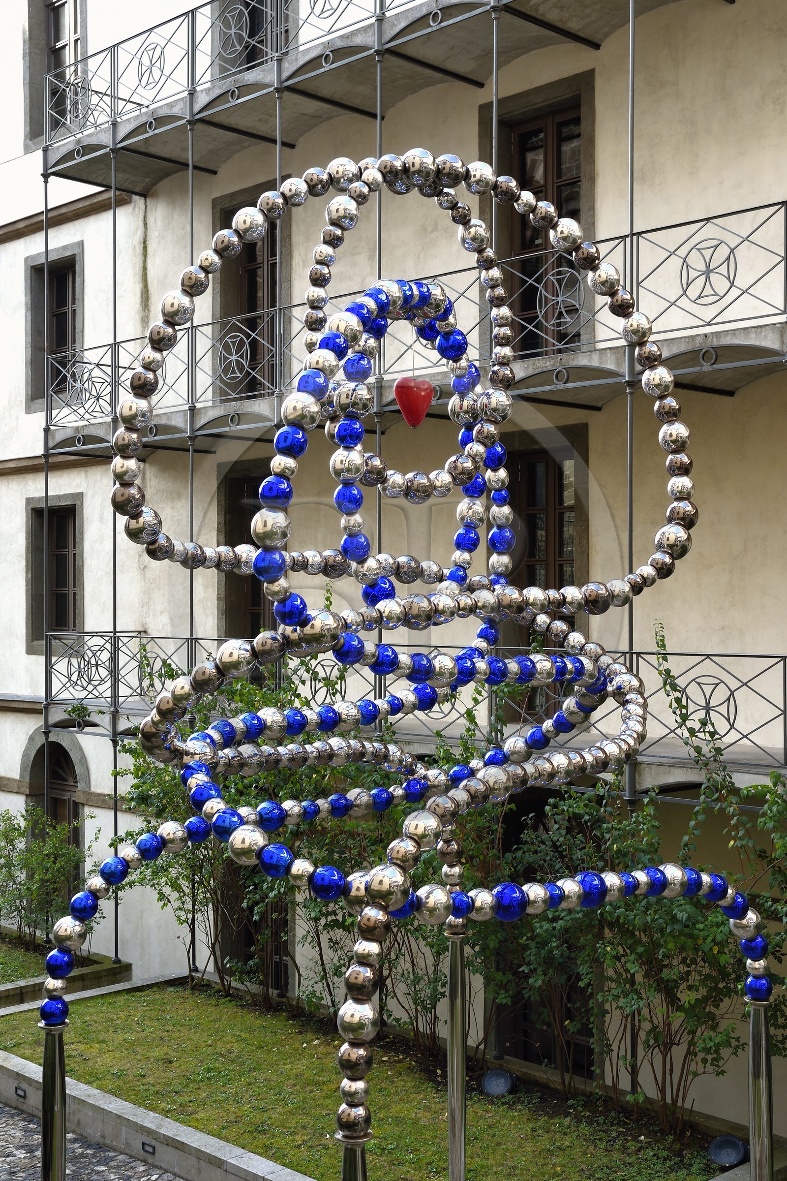 France, Haute-Loire (43), Le Puy-en-Velay, étape classée Patrimoine Mondial de l'UNESCO dans le cadre des chemins de Compostelle, l'Hôtel-Dieu, sculpture Le coeur de l'Hôtel-Dieu (2014) de l'artiste Jean-Michel Othoniel
