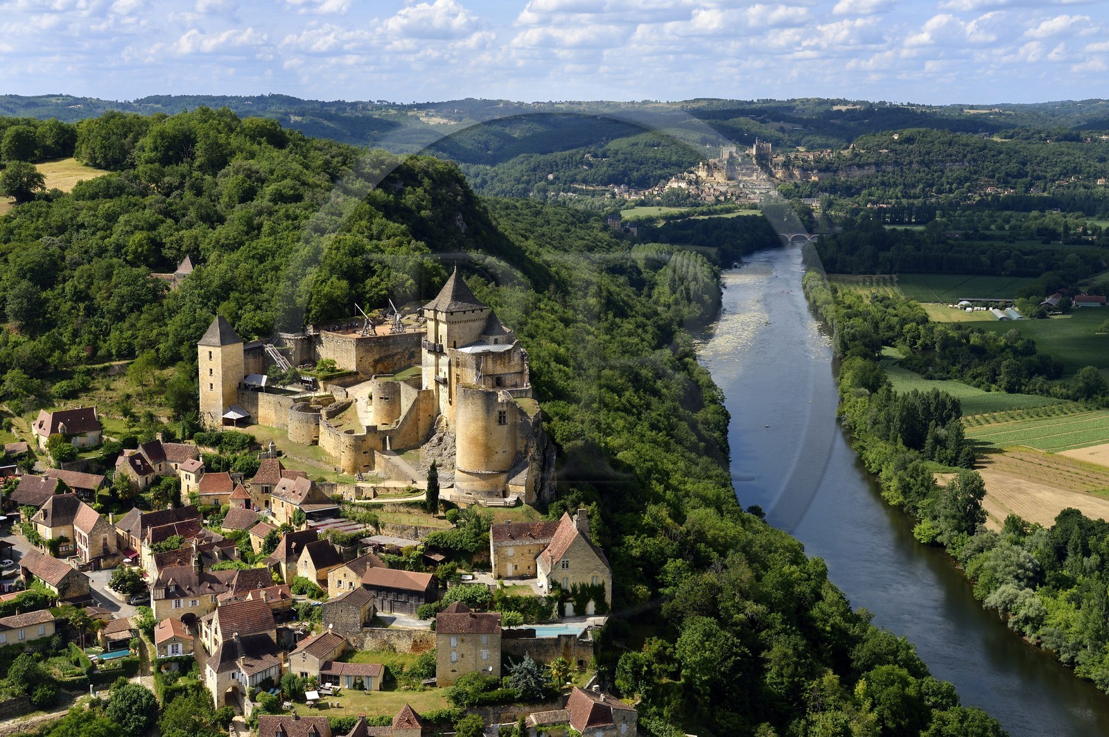 France, Dordogne (24), Périgord Noir, vallée de la Dordogne, Castelnaud-la-Chapelle labellisé Les Plus Beaux Villages de France, le château de Castelnaud-la-Chapelle sur un éperon rocheux au dessus de la rivière Dordogne (vue aérienne)