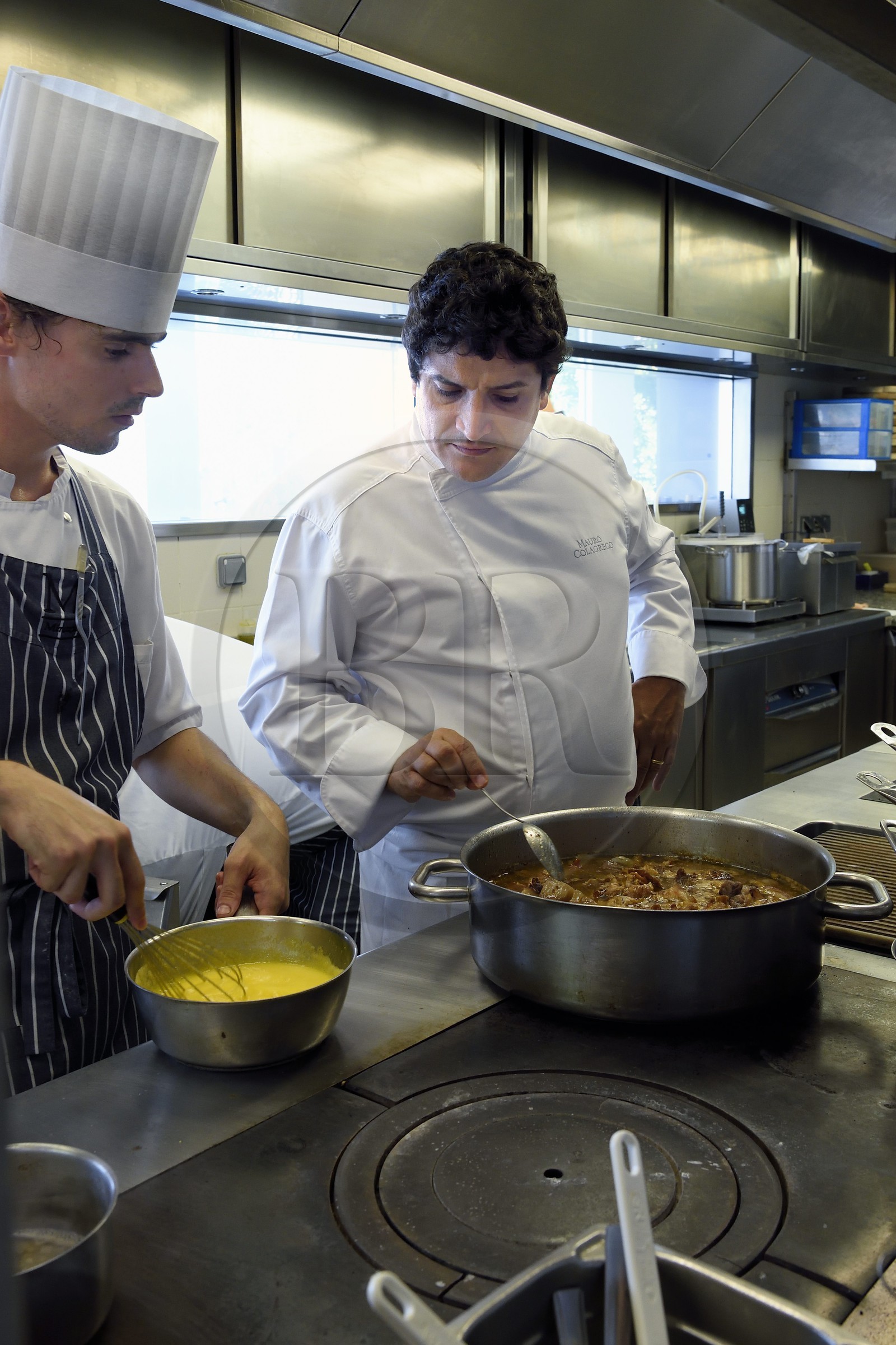 France, Alpes-Maritimes (06), Menton, Restaurant Le Mirazur, le Chef doublement étoilé Michelin Mauro Colagreco dans sa cuisine