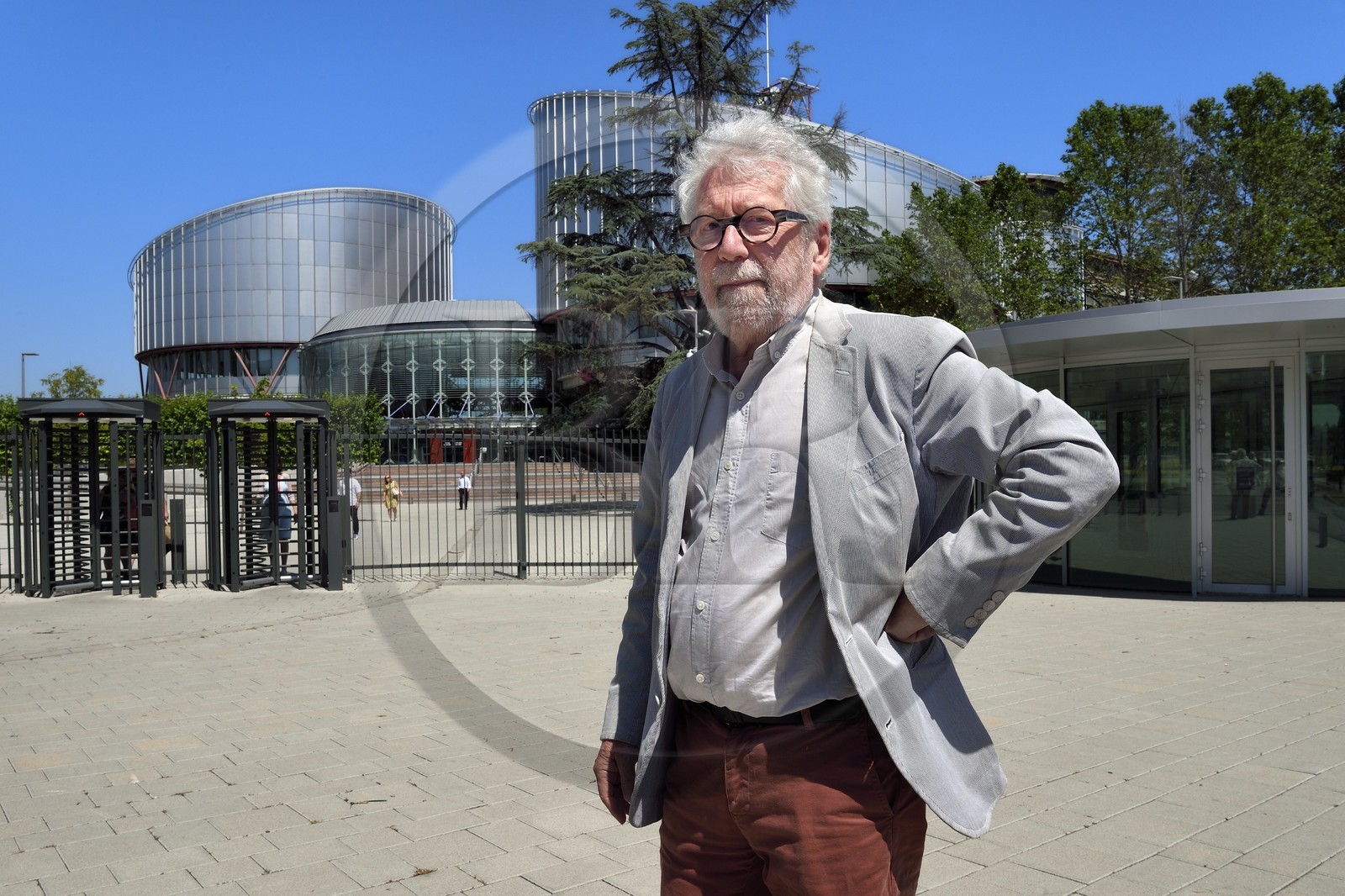 France, Bas-Rhin (67), Strasbourg, quartier européen, l'architecte Claude Bucher devant le batiment de la Cour européenne des droits de l'homme qu'il a conçu avec l'architecte Richard Rogers