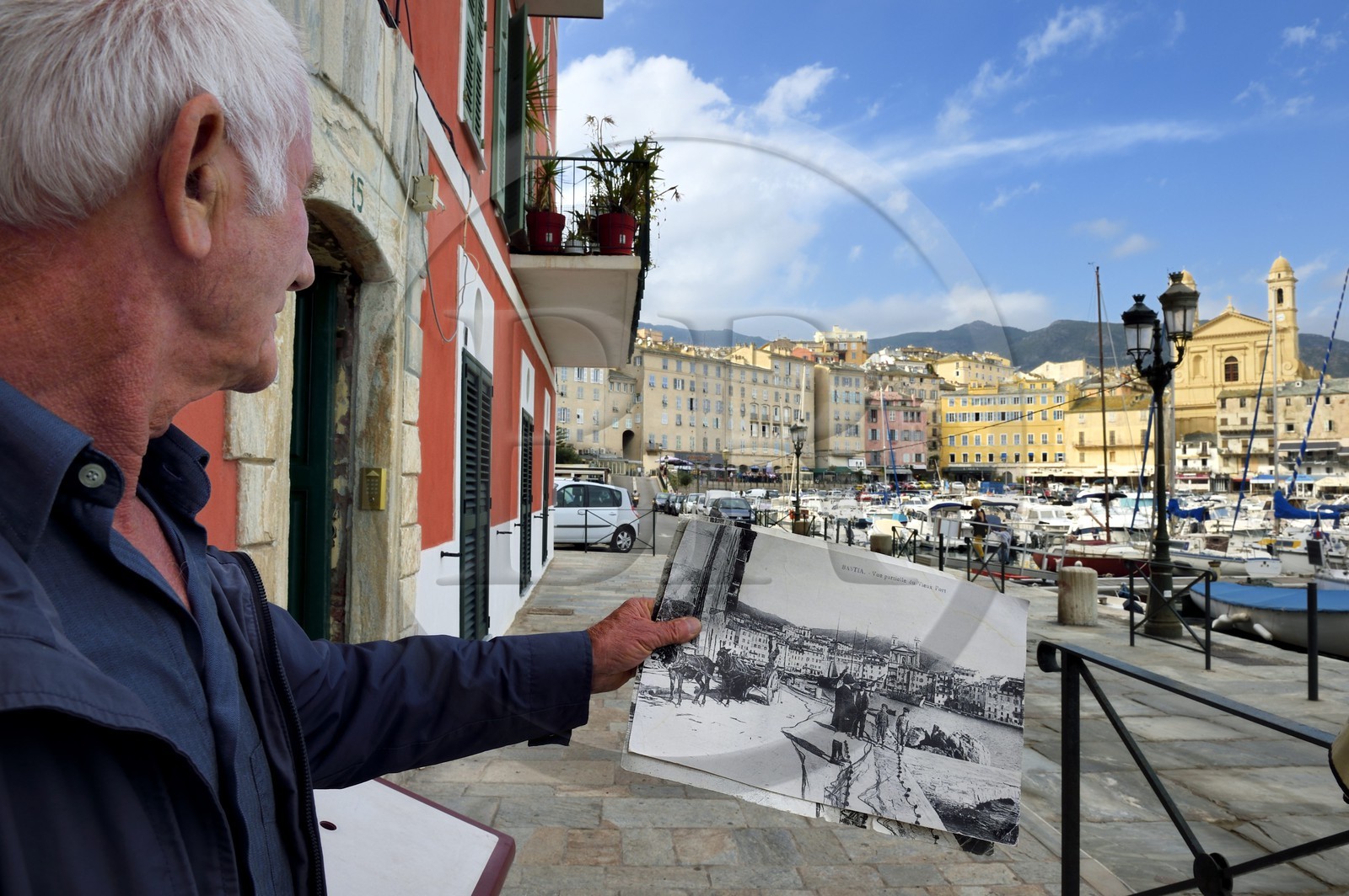 France, Haute-Corse (2B), Bastia, le Vieux-Port dominé par l'église Saint-Jean-Baptiste et photographie du quai Albert Gillio il y a un siècle
