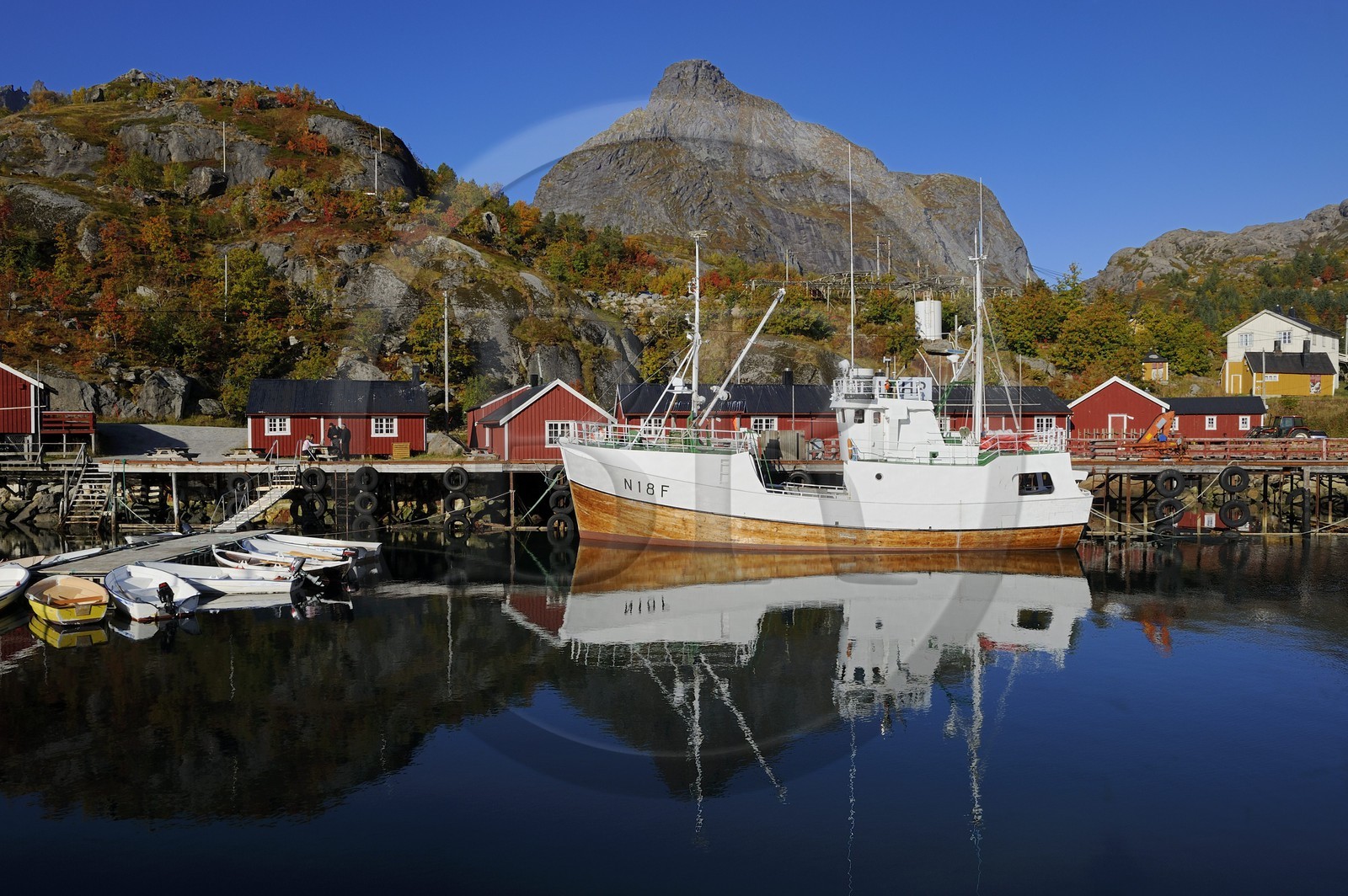 Norvège, Nordland, Iles Lofoten, Ile de Flakstadoy, le port du village restauré de Nussfjord