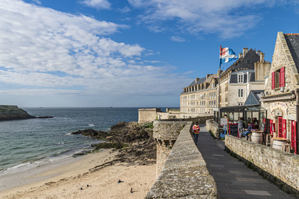 France, Ille-et-Vilaine (35), Côte d'Emeraude, Saint-Malo, la plage du Bon-Secours au pied des remparts de la ville intra-muros