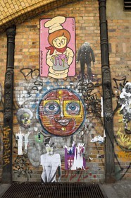 Allemagne, Berlin, Berlin-Mitte, street art de l'artiste El Bocho dans Dircksenstrasse sous le metro aérien