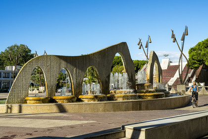 France, Hérault (34), La Grande-Motte, labellisé patrimoine du XXème siècle, place du 1er Octobre 1974 devant la mairie
