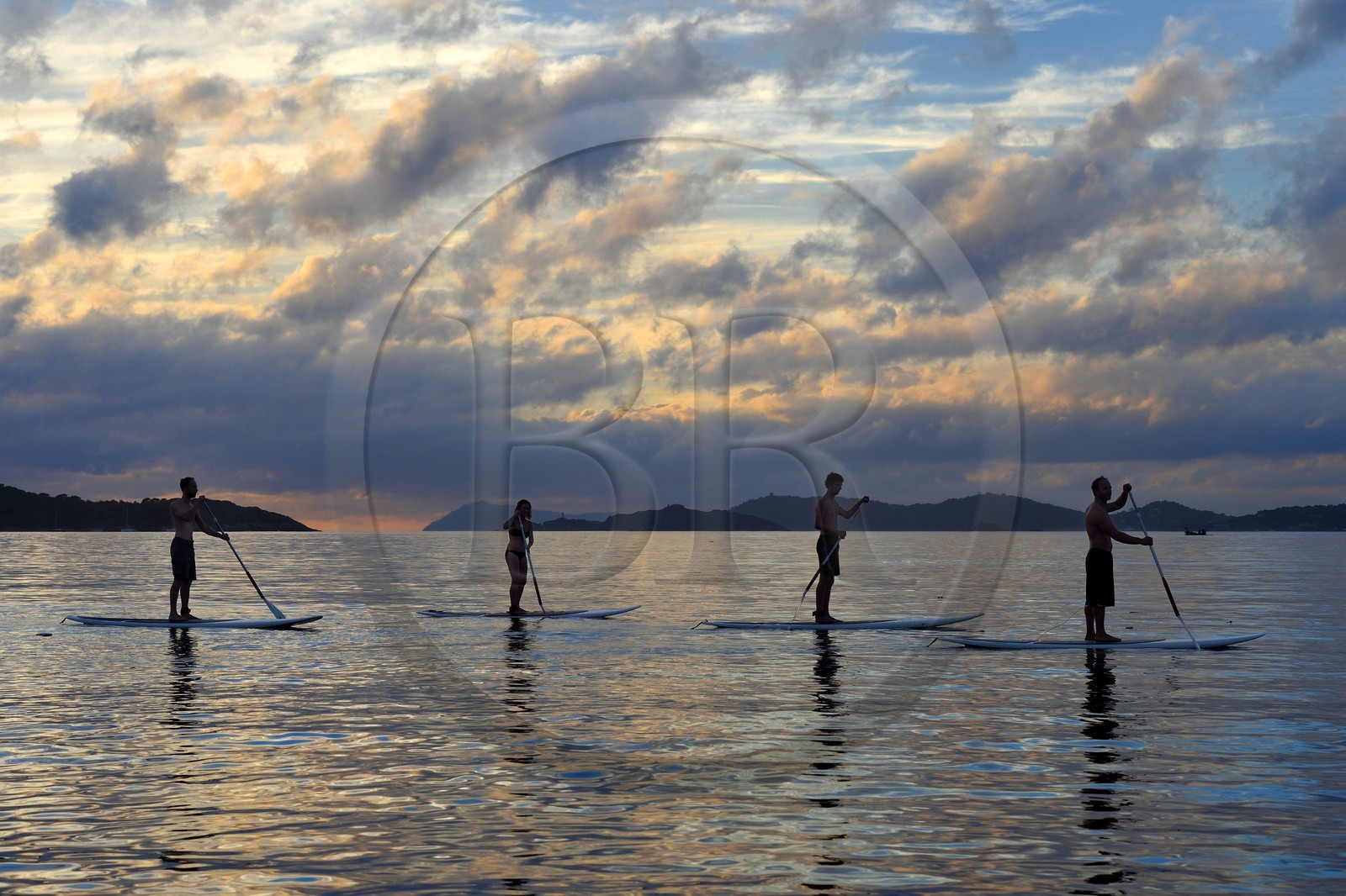 France, Var (83), Iles d'Hyères, parc national de Port Cros, Ile de Porquerolles, stand-up paddle au large de la plage de la Courtade guidés par Alexandre Bernd