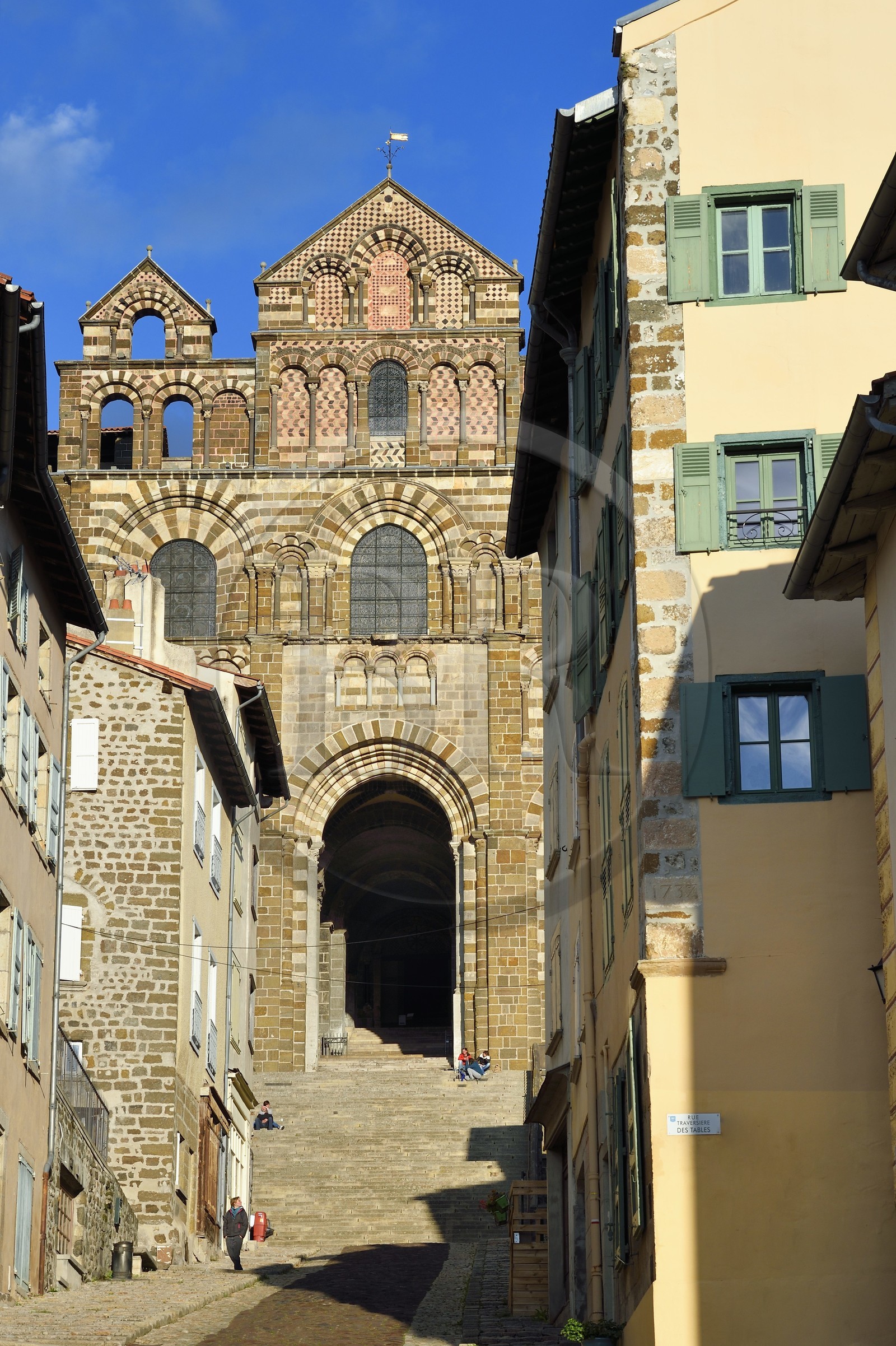 France, Haute-Loire (43), Le Puy-en-Velay, étape des chemins de Compostelle, la rue des Tables menant à la cathédrale Notre-Dame-de-l’Annonciation du XIIe siècle classée Patrimoine Mondial de l'UNESCO