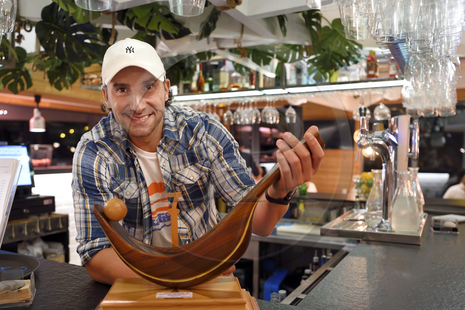 France, Pyrénées-Atlantiques (64), Pays-Basque, Biarritz, plage de la Milady, restaurant le Milady beach, le joueur de pelote basque professionnel spécialisé en cesta punta et plusieurs fois champion du monde, Eric Irastorza