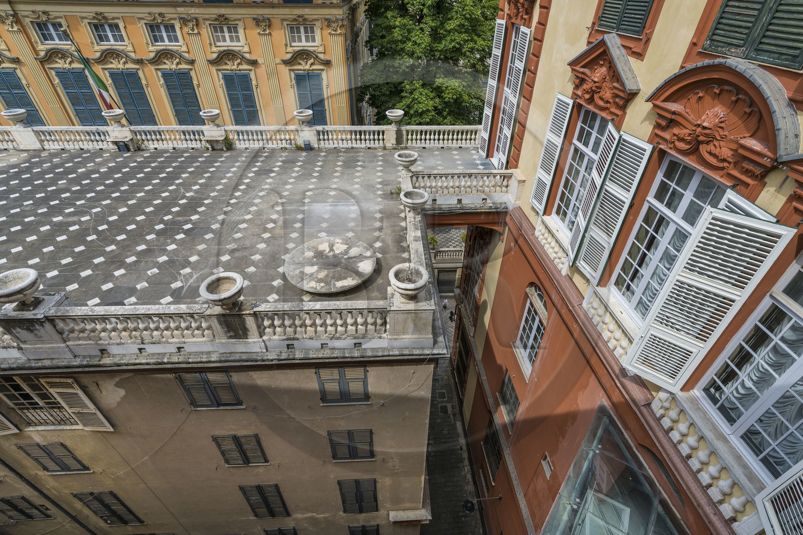 Italie, Ligurie, Gênes, palais des Rolli classés Patrimoine Mondial de l'UNESCO dans la Strada Nuova aujourd’hui via Garibaldi, le Palazzo Rosso ou palais musée Brignole et le Palazzo Bianco en arrière plan