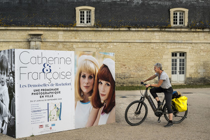 France, Charente-Maritime (17), Rochefort, Centre International de la mer dans l'ancien Arsenal maritime de Rochefort, la Corderie Royale conçue par Colbert en 1666, affichage d'Une Promenade Photographique En Ville sur les Demoiselles de Rochefort avec Catherine Deneuve et Françoise Dorléac