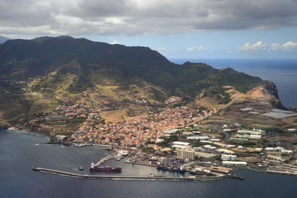 Portugal, Ile de Madère, ville et port de Caniçal vers la Ponta de Sao Lourenço à l'extrême Est de l'ile (vue aérienne)