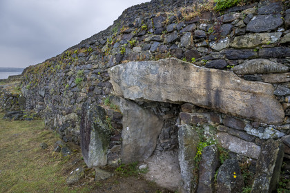 France, Finistère (29), Baie de Morlaix, Presqu'ïle de Kernehelen, site mégalithique du Cairn de Barnenez vieux de 6000 ans, dolmen à couloir, une des entrées de chambres