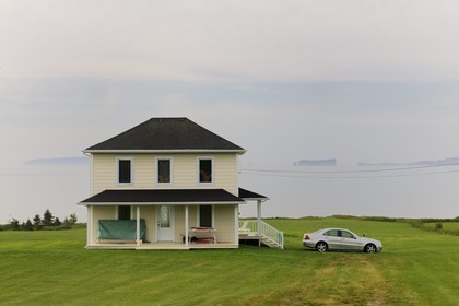 Canada, province de Québec, Gaspésie, le Rocher Percé en arrière plan de la maison