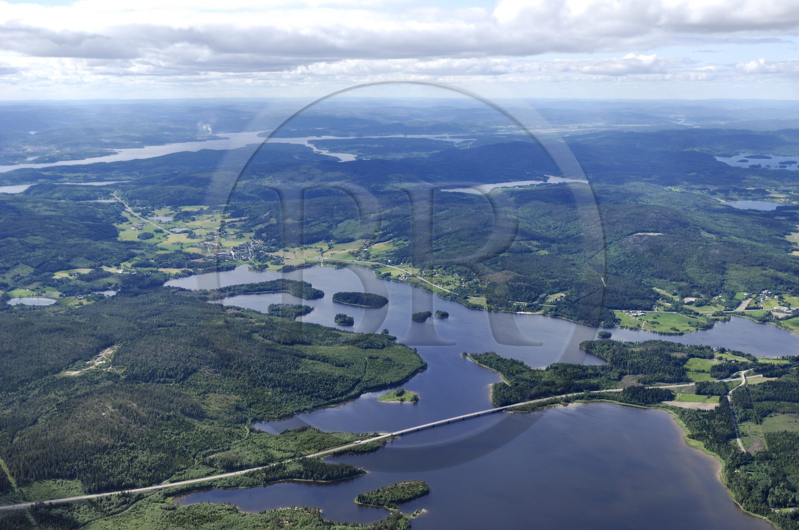 Suède, Västernorrlands, la route européenne 4 au nord de Härnösand vers le village de Fantskog (vue aérienne)