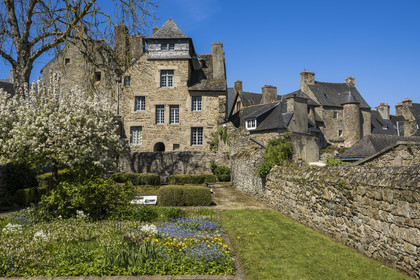 France, Côtes-d'Armor (22), Tréguier, arrière en granit de la maison natale de l'écrivain Ernest Renan, maison à pans de bois datant du XVIème siècle devenue aujourd'hui le musée Ernest-Renan