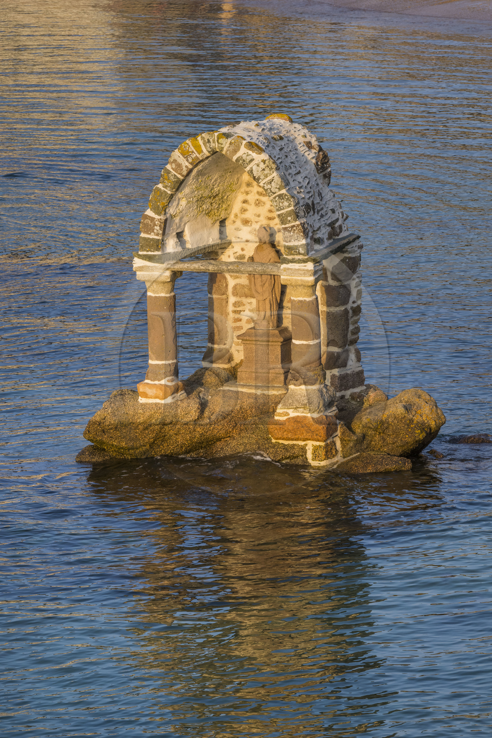 France, Côtes-d'Armor (22), Côte de Granit Rose, Perros-Guirec, Ploumanac'h, oratoire de Saint-Guirec sur la plage Saint-Guirec à marée haute