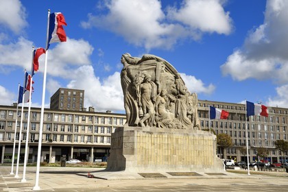 France, Seine-Maritime (76), Le Havre, Centre-ville reconstruit du Havre par Auguste Perret classé Patrimoine Mondial de l'UNESCO, le monument aux morts devant un immeuble Perret