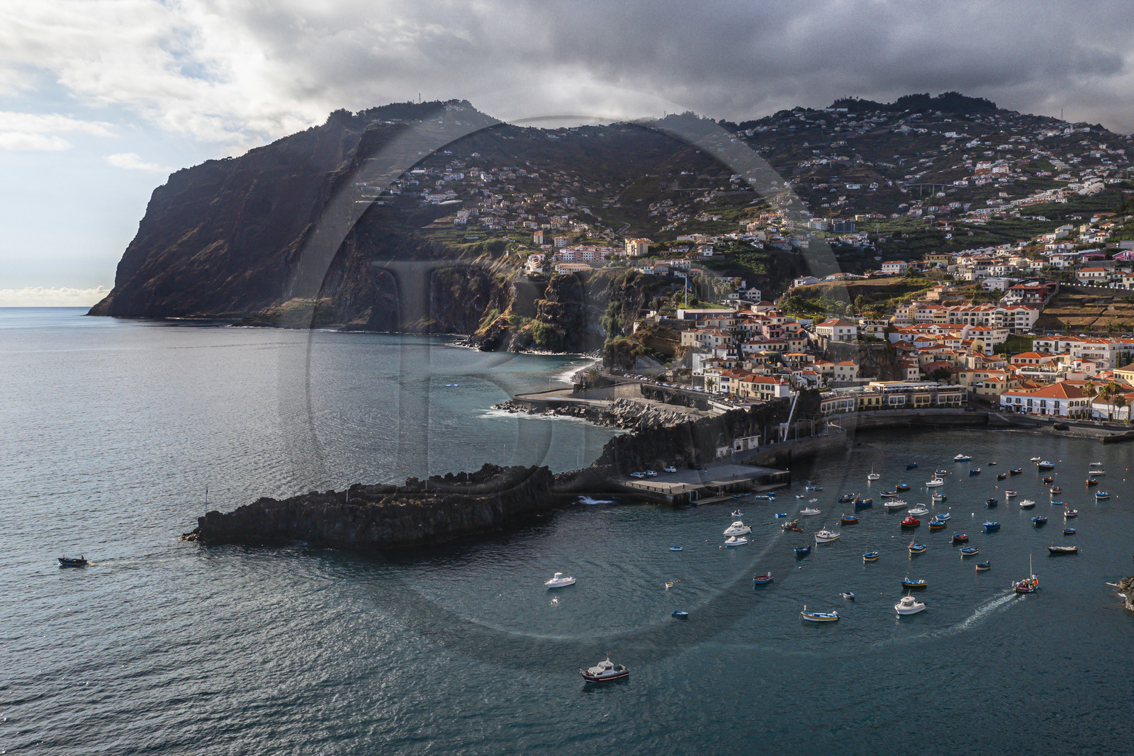 Portugal, Ile de Madère, Camara de Lobos, la falaise du Cap Girao, la deuxième la plus haute du monde à 589 mètres, et le village de pecheurs de Camara de Lobos à droite (vue aérienne)