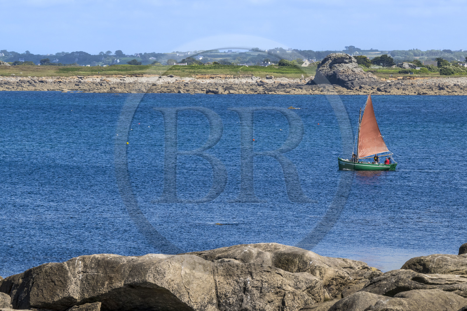 France, Finistère (29), Pays des Abers, Ile Vierge dans l'archipel de Lilia, voilier traditionnel voguant dans l'estuaire de l'Aber Wrac'h