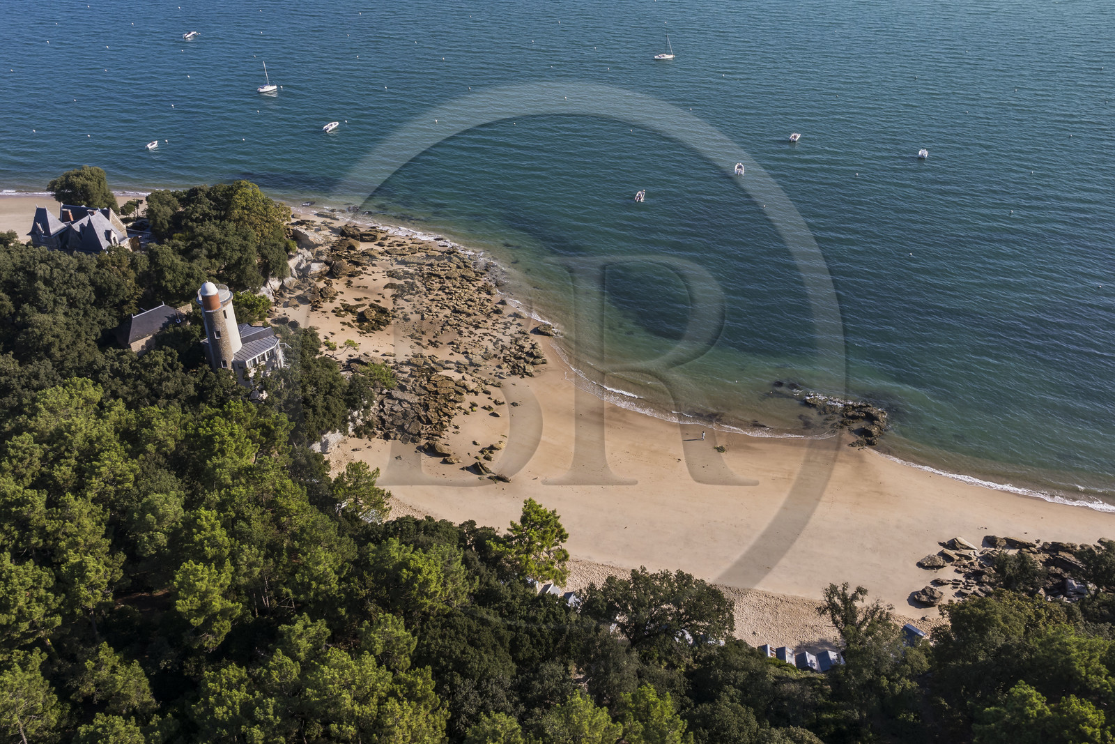 France, Vendée (85), Ile de Noirmoutier, Noirmoutier-en-l'Ile, le Bois de la Chaise, la plage de l'Anse Rouge dominée par la Tour Plantier (vue aérienne)