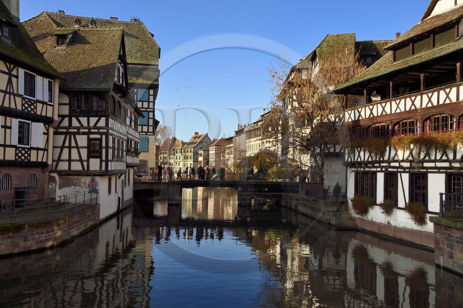 France, Bas-Rhin (67), Strasbourg, vieille ville classée au Patrimoine Mondial de l'UNESCO, quartier de la Petite France, le pont (tournant) du Faisan sur un bras de l'Ill et la Maison des Tanneurs de 1572 (restaurant) à droite