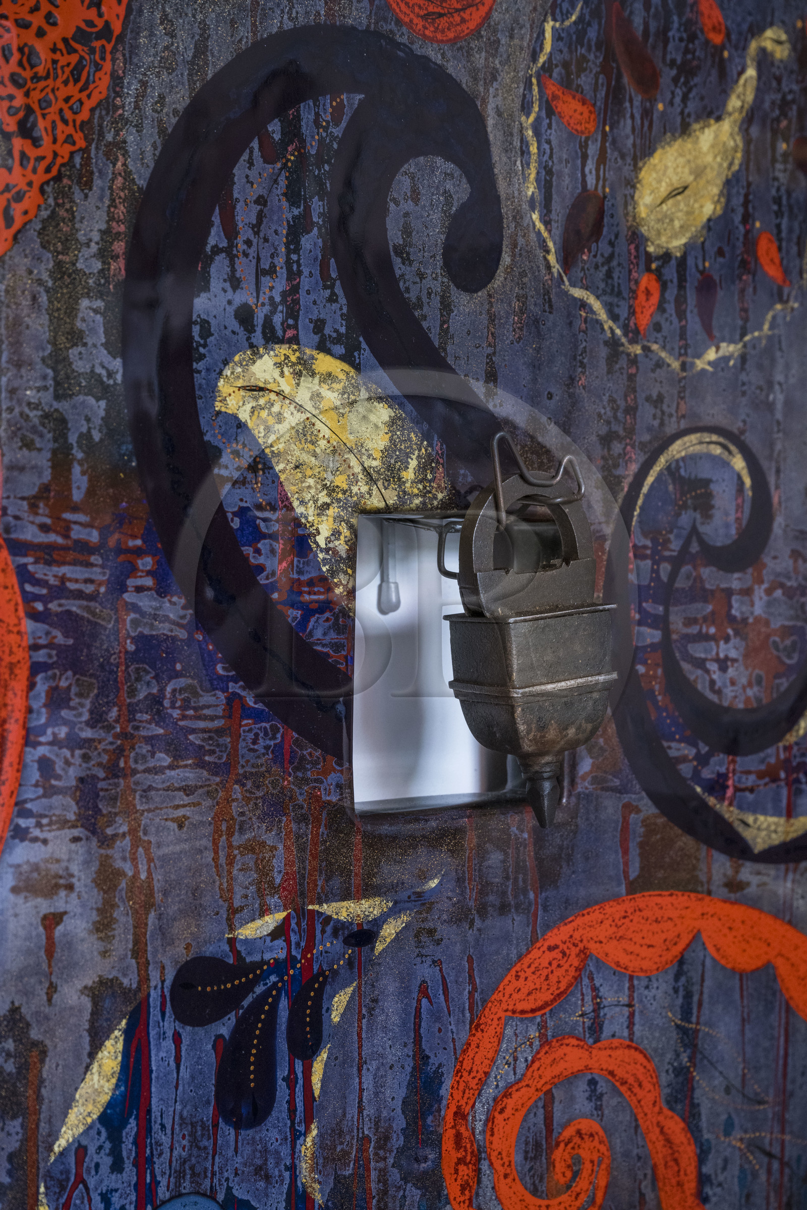 France, Hauts-de-Seine, Colombes, work of the french artist and lacquerer Isabelle Emmerique in her studio