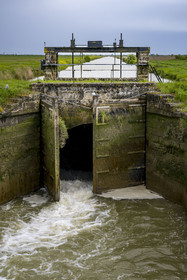 France, Charente-Maritime (17), Parc Interrégional du Marais Poitevin labellisé Grand Site de France, Charron, les écluses de Brault au bout du canal maritime de Marans à la mer et à l'embouchure de la Sèvre Niortaise