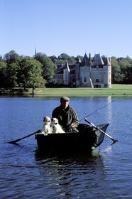 France, Cher (18), Oizon, pêcheur sur le lac du château de La Verrerie