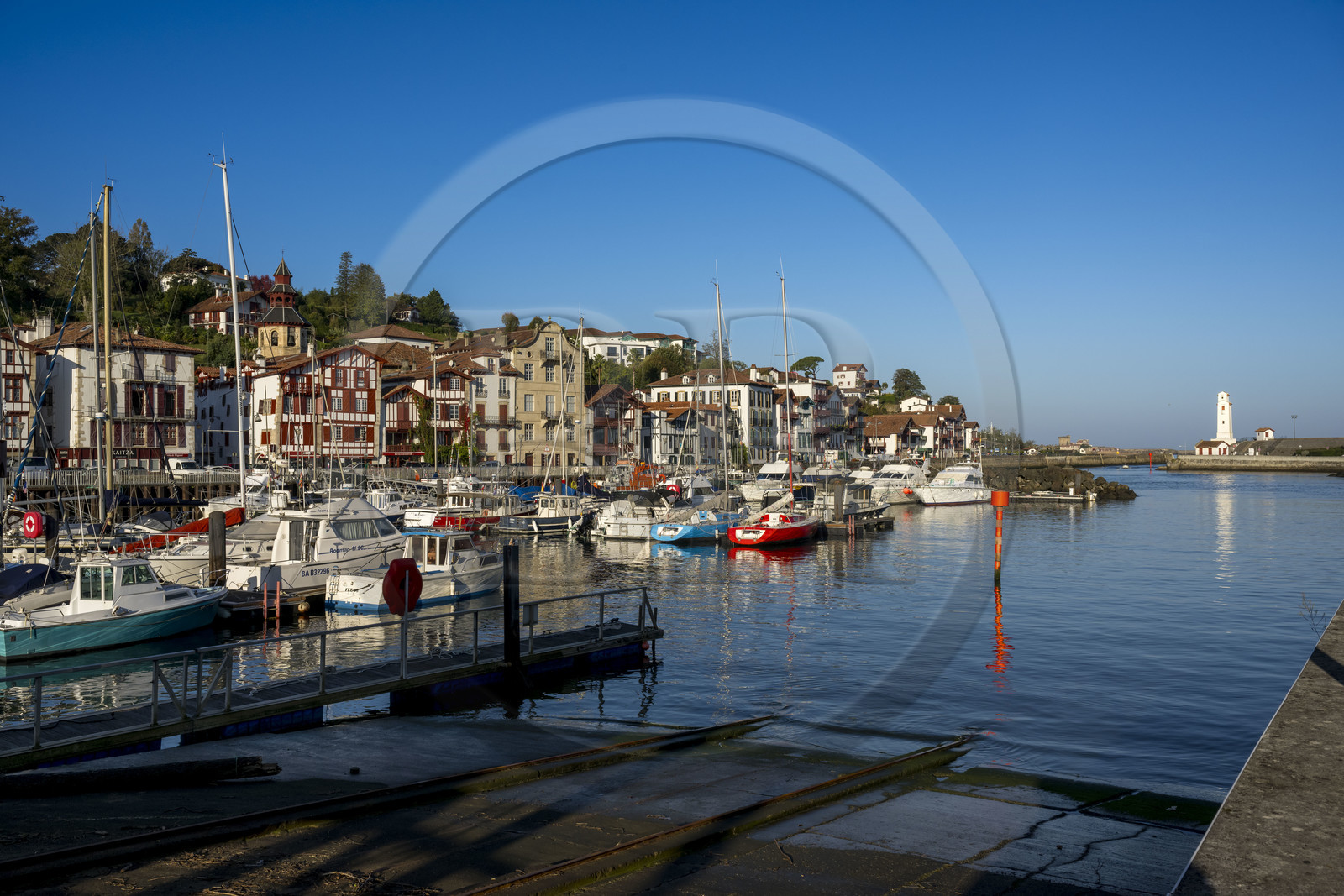 France, Pyrénées-Atlantiques (64), la côte du Pays-Basque, Ciboure, la maison natale de Maurice Ravel (en pierre) et le clocher de l'église Saint-Vincent en bordure du port