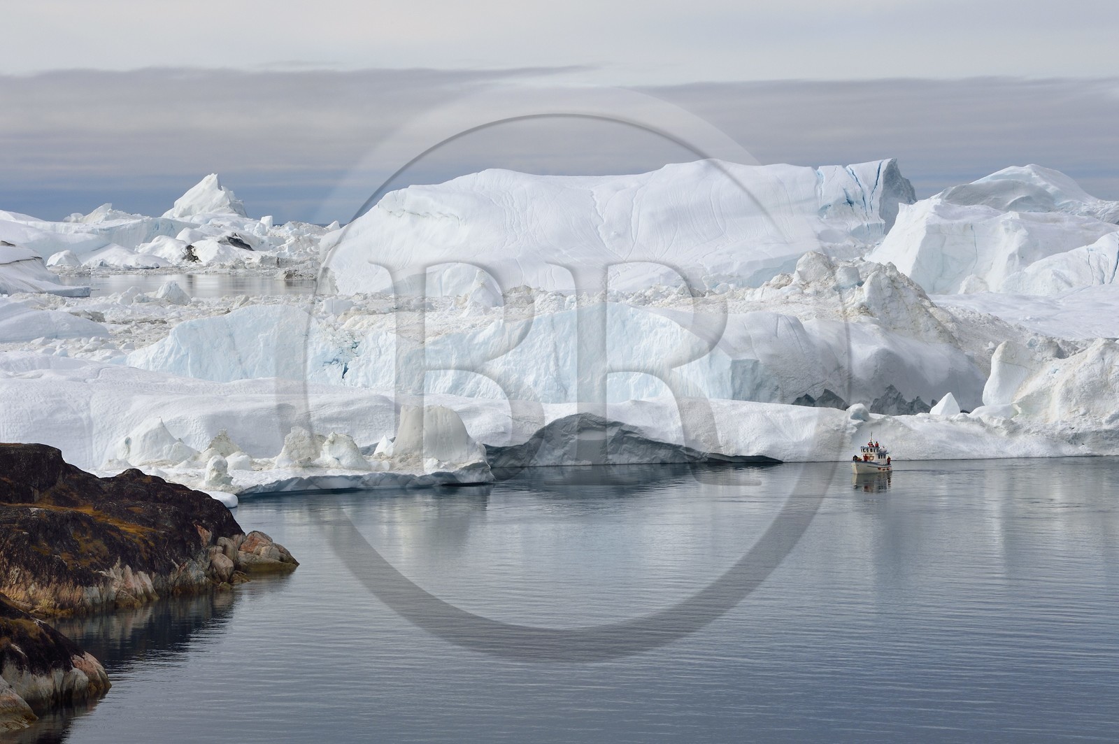 Groenland, cote ouest, baie de Disko, Ilulissat, fjord glacé classé Patrimoine Mondial de l'UNESCO qui est l’embouchure maritime du glacier Sermeq Kujalleq (Jakobshavn Glacier) et bateau de pêche