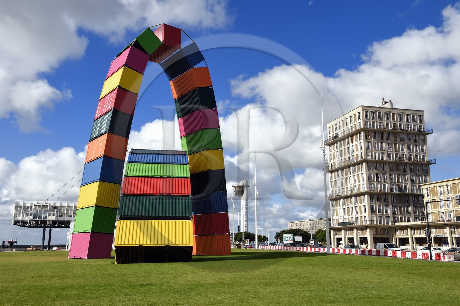 France, Seine-Maritime (76), Le Havre, Centre-ville reconstruit du Havre par Auguste Perret classé Patrimoine Mondial de l'UNESCO, quai de Southampton, Catène de containers oeuvre de Vincent Ganivet (© ADAGP)