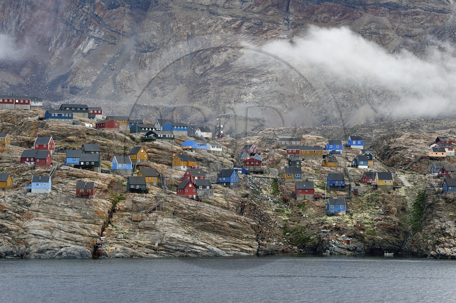 Groenland, cote ouest, baie de Baffin, la ville de Uummannaq accrochée à la roche
