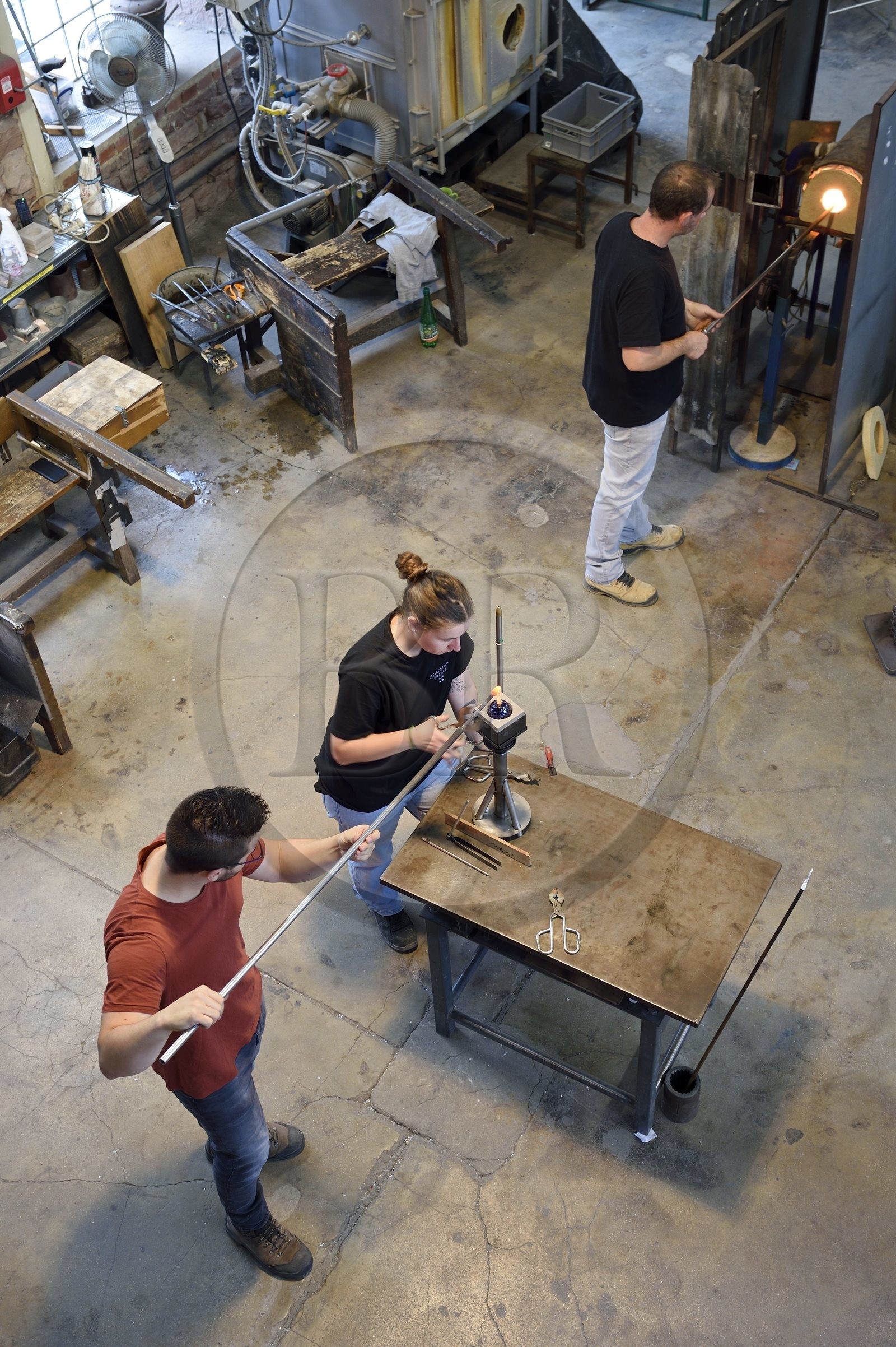 France, Moselle (57), Meisenthal, Centre international d’Art verrier (CIAV), l'atelier de soufflage, fabrication artisanale d'une boule de Noël