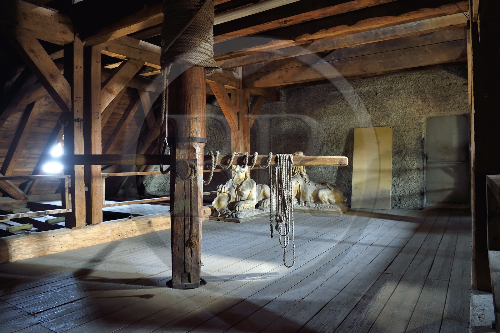 France, Bas-Rhin (67), Strasbourg, vieille ville classée au Patrimoine Mondial de l'UNESCO, la cathédrale Notre-Dame, charpente des combles de la nef et un cabestan qui servait jadis à monter les matériaux