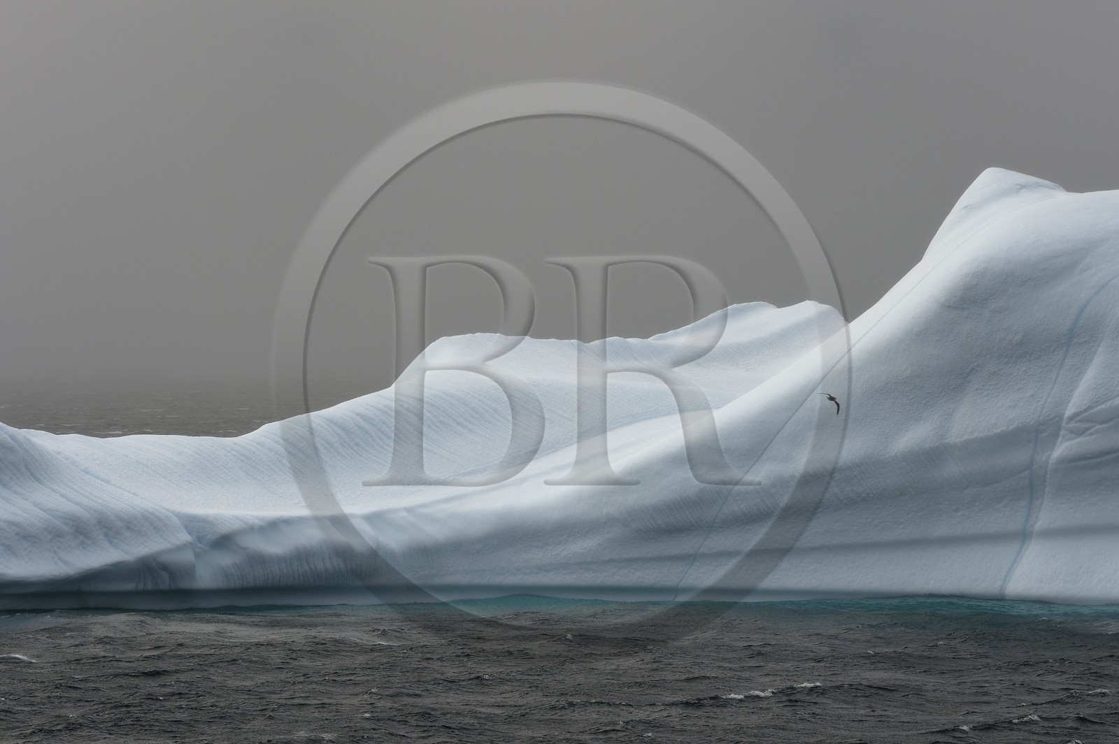 Groenland, cote ouest, baie de Baffin, Upernavik, iceberg dans la brume