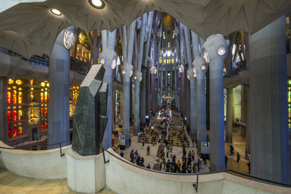 Espagne, Catalogne, Barcelone, quartier de l'Eixample, basilique de la Sagrada Familia de l'architecte du modernisme catalan Antoni Gaudi classée Patrimoine Mondial de l'UNESCO, vue de la nef depuis la facade de la Gloire, au premier plan la statue en bronze de Saint Georges par le sculpteur Subirachs