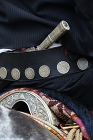 Argentine, province de Buenos Aires, San Antonio de Areco, fête du Jour de la Tradition (Dia de la Tradicion) gros plan sur une ceinture traditionnelle de gaucho et le facon (large et long couteau)