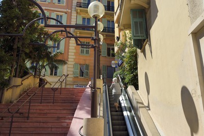 Principauté de Monaco, Monaco, quartier de la Condamine, escalator entre la rue Pr. Caroline et la rue Millo