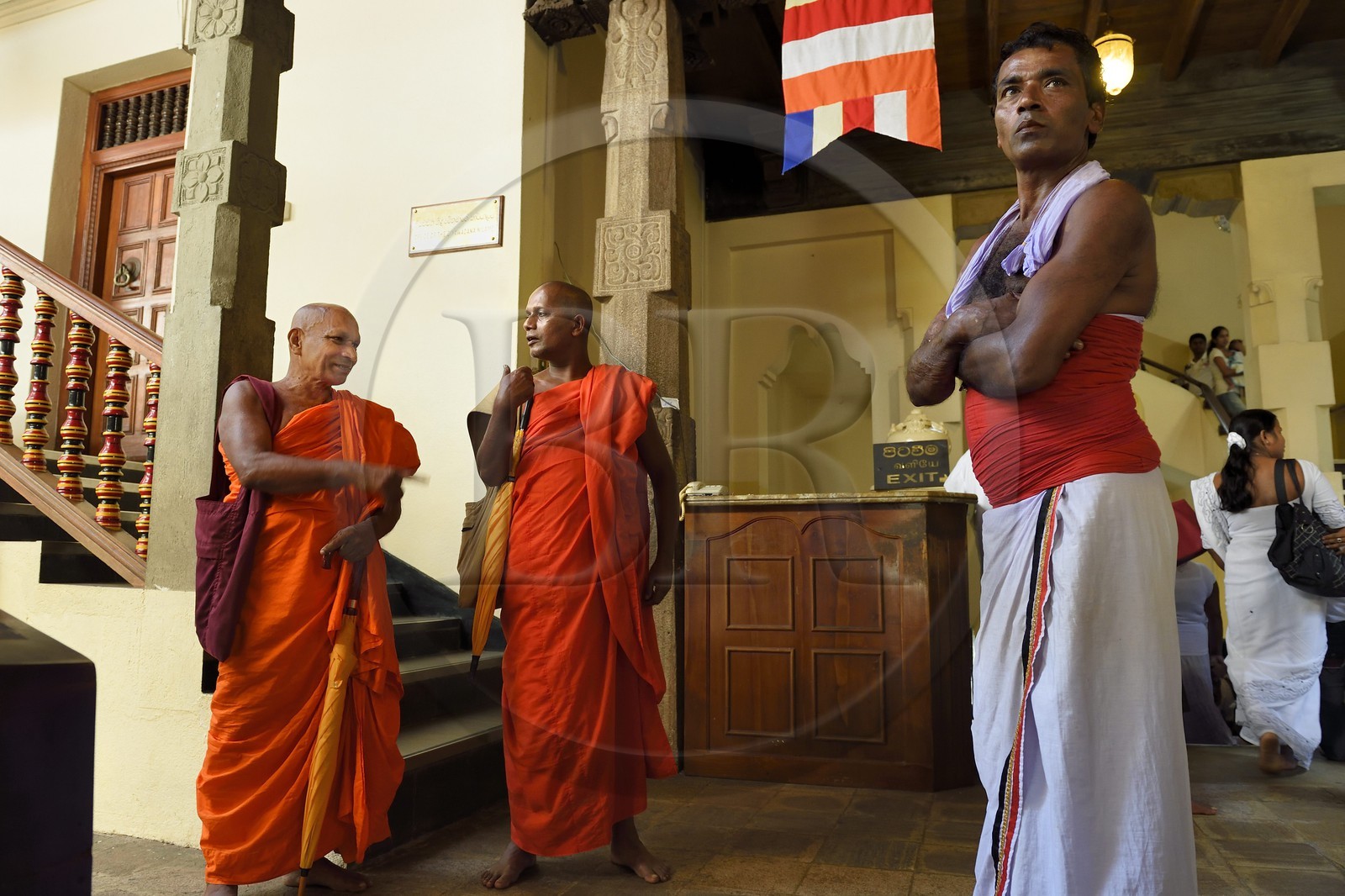 Sri Lanka, province du centre, Kandy, ville sacrée classée patrimoine mondial de l'UNESCO, Temple de la Dent de Bouddha (Sri Dalada Maligawa),  moines bouddhistes