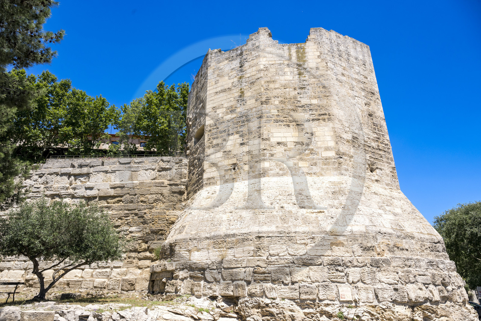 France, Bouches-du-Rhône (13), Arles, les remparts classés Patrimoine Mondial de l'UNESCO, vestiges des murs d'enceinte de l'ancien castrum de la colonie romaine d'Arelate datant du Ier siècle, la Tour des Mourgues