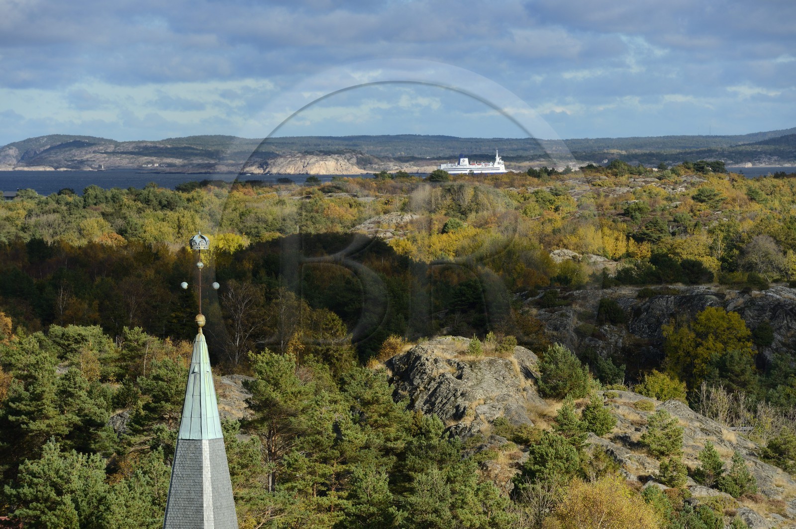 Suède, Västra Götaland, Iles Koster, Sydkoster, clocher de l'église de l'ile vue du rocher de Valfjäll, ferry en provenance de Stromstad et la côte du continent en arrière plan