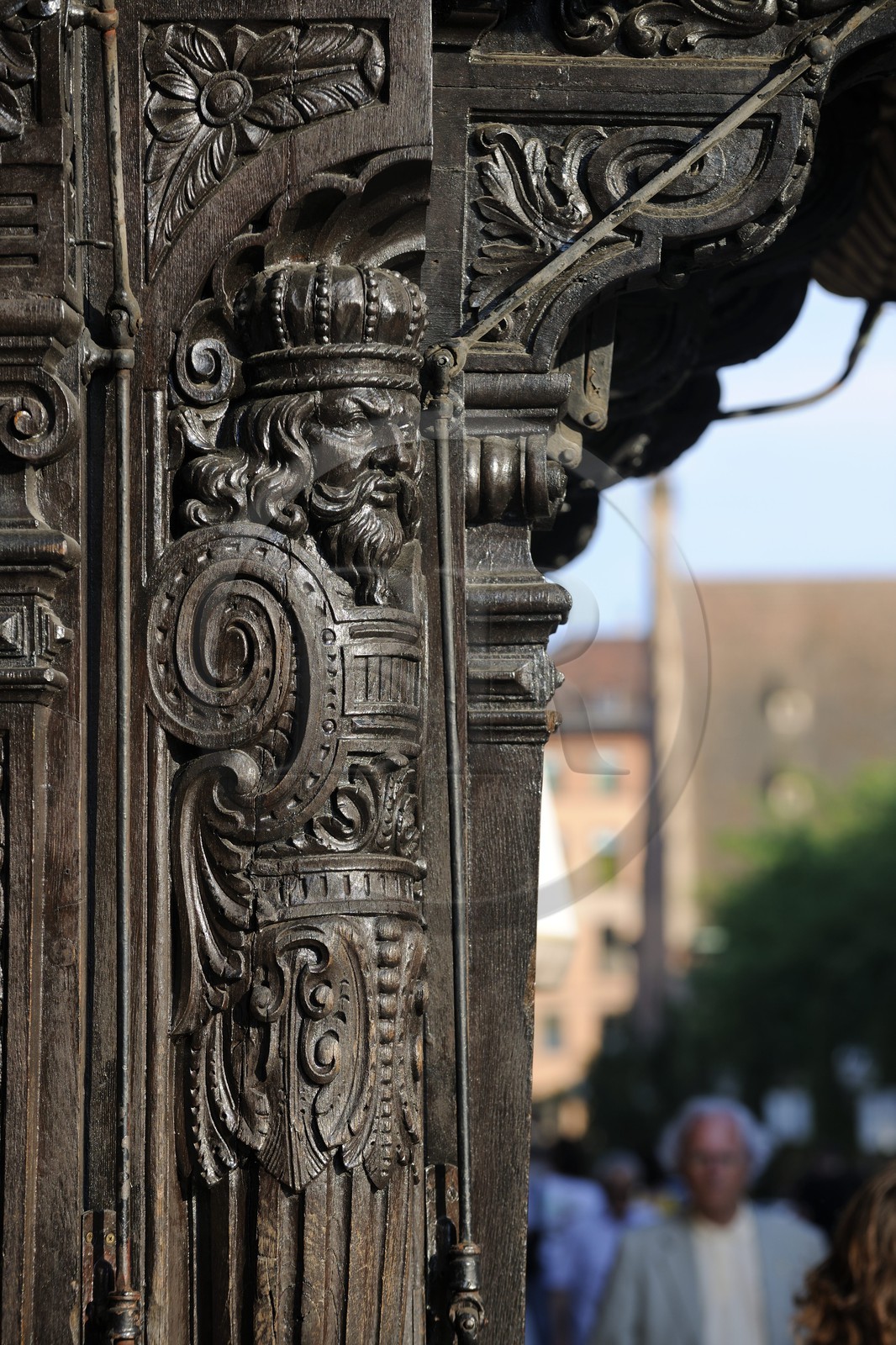 France, Bas-Rhin (67), Strasbourg, pilier sculpté de la maison à pans de bois à l'angle de la rue Mercière et rue du vieux marché aux Poissons
