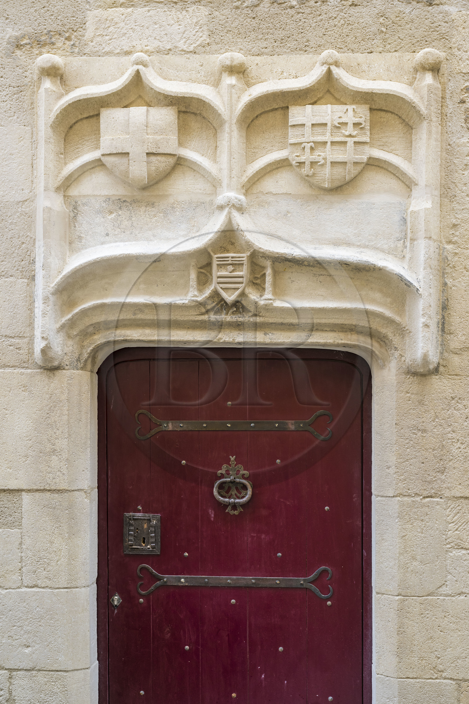 France, Gard (30), Saint-Gilles du Gard, blason au dessus de la porte d'une maison médiévale rue Mirabeau datant de la fin du XIVème siècle début XVème siècle