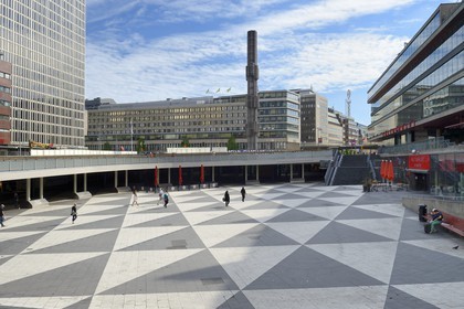 Suède, Stockholm, le Kulturhuset (Maison de la culture) sur la place Sergels Torg et le Kristallvertikalaccent, obélisque de verre de 37 mètres du sculpteur Edvin Öhrström