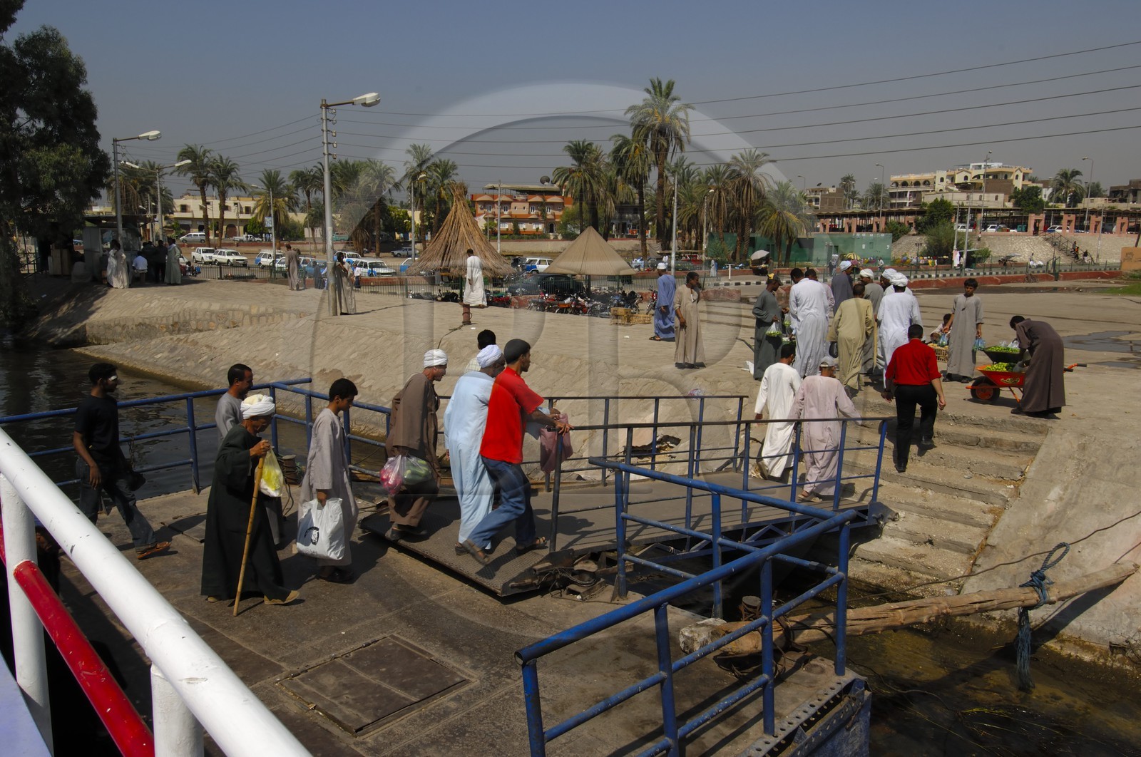 Egypte, Haute Egypte, vallée du Nil, Louxor, débarquement du ferry