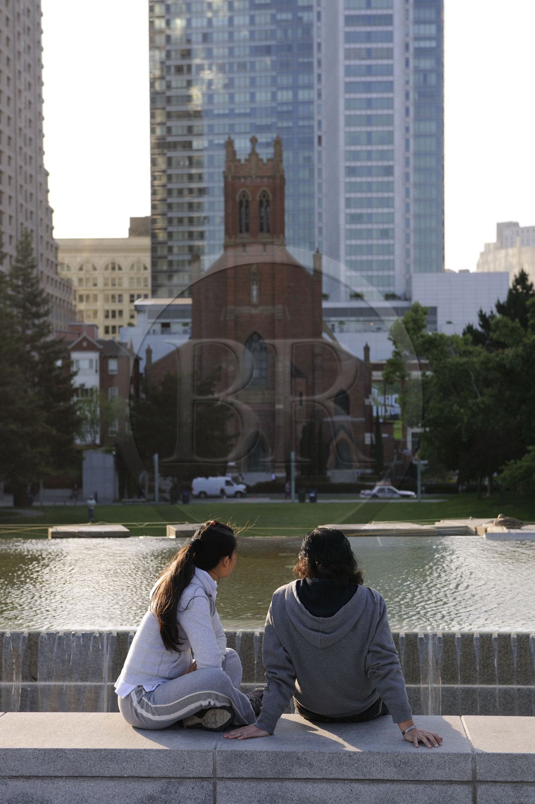 Etats-Unis, Californie, San Francisco,  Yerba Buena Gardens dans le quartier de South Of Market et l'église Saint Patrick