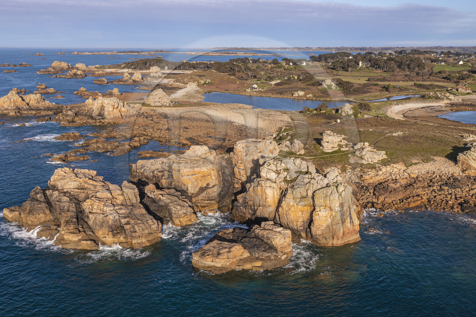 France, Côtes-d'Armor (22), Côte d'Ajoncs, Plougrescant, site du gouffre de Plougrescant sur le chemin de Grande Randonnée GR 34 (vue aérienne)