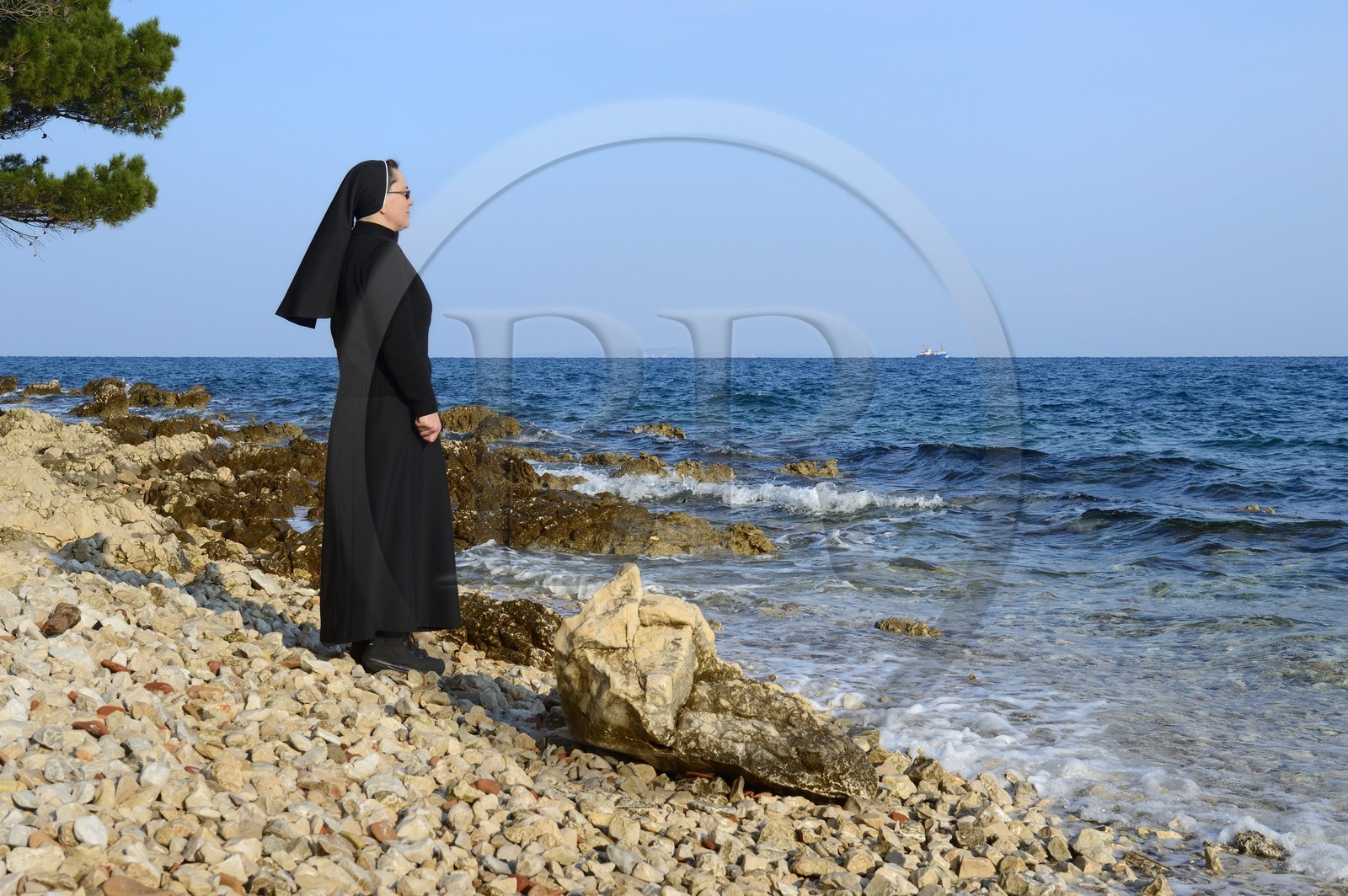 Croatie, Dalmatie, côte dalmate, Ile d’Ugljan, couvent franciscain Saint-Jérôme de la congrégation des Filles de la Miséricorde, sœur Theresija aime contempler la mer dans ses moments libres